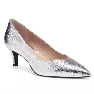 NEW INC Kitten heel pumps